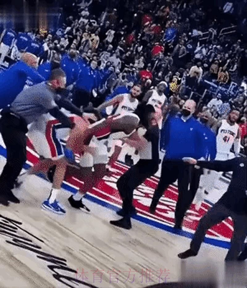 斯图尔特和布朗相互拉拽引发冲突,裁判回看吹罚两人各技犯 斯图尔特和布朗相互拉拽引发冲突,裁判回看吹罚两人各技犯